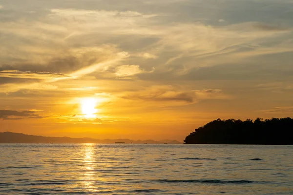 Paisaje de mar con silueta de isla y luz naranja de s — Foto de Stock