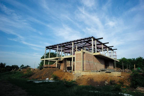 澄んだ青空を背景に建設中のパースペクティブハウス — ストック写真