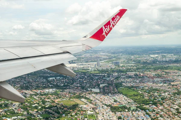 泰国曼谷 2020年6月8日 飞机的隐形翼在空中飞行 下面是城市景观 — 图库照片