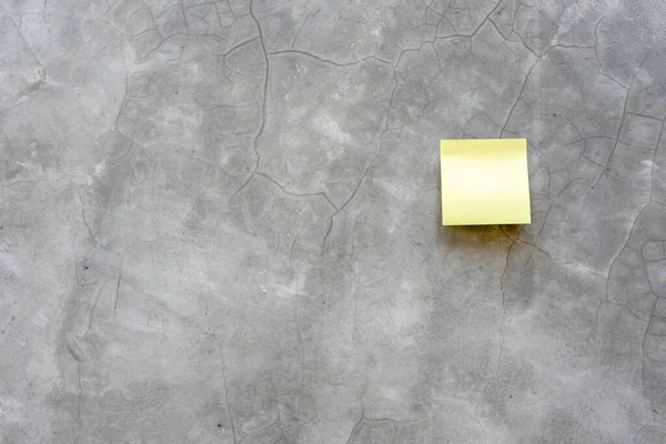 Üst görünüm anımsatıcı sayfaları somut arkaplanda izole