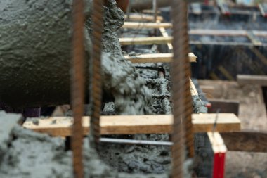 Ahşap kalıptaki çimento dokusunun yakın dokusunda inşaat alanının önüne beton dökülmüş..