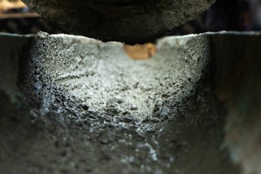 Tepside ıslak çimento dokusu ve dışarıdan gelen güneş ışığı.