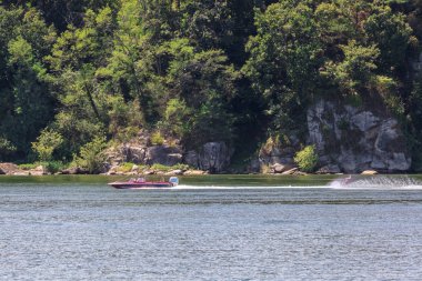 Su kayağı ve wakeboard çalıştırmak