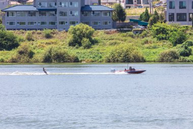 Su kayağı ve wakeboard çalıştırmak