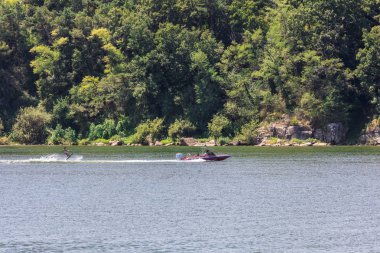 Su kayağı ve wakeboard çalıştırmak