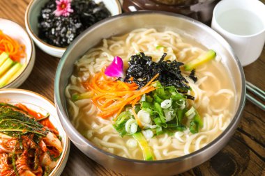 Ev yapımı erişte çorbası süslenmiş