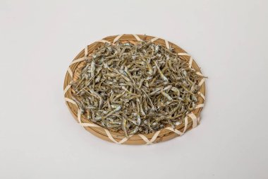 Beyaz arka plan üzerinde driend hamsi