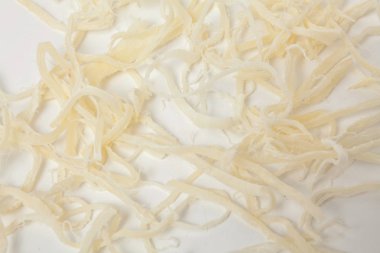 Beyaz zemin üzerine rendelenmiş kalamar kurutulmuş