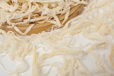 Beyaz zemin üzerine rendelenmiş kalamar kurutulmuş