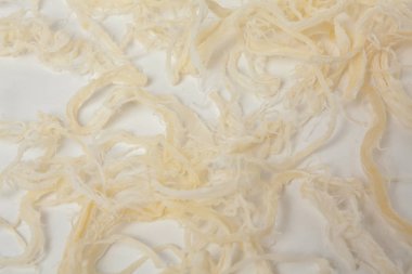 Beyaz zemin üzerine rendelenmiş kalamar kurutulmuş