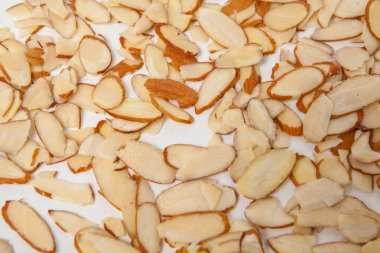 Beyaz zemin üzerine dilimlenmiş amonds closeup