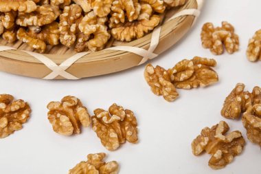 Beyaz bir arka plan üzerinde soyulmuş ceviz yığını