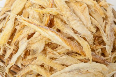 Beyaz zemin üzerine rendelenmiş pollack kurutulmuş