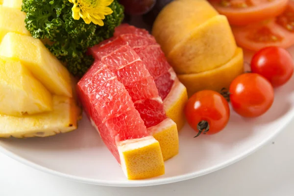 Diversos Bocadillos Frutas Plato Sobre Fondo Blanco — Foto de Stock