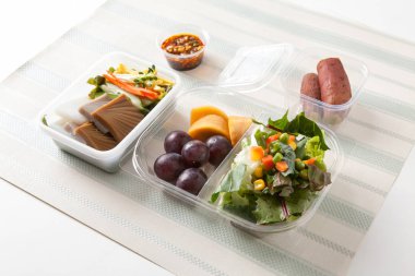 Öğle yemeği kutusu gıda diyet ile çeşitli meyve ve yan dishs için
