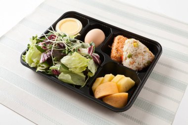 Öğle yemeği kutusu gıda diyet ile çeşitli meyve ve yan dishs için