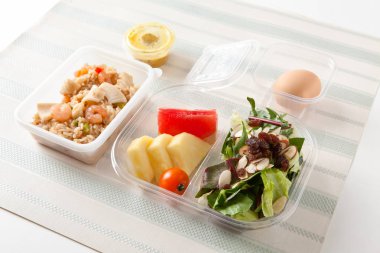 Öğle yemeği kutusu gıda diyet ile çeşitli meyve ve yan dishs için