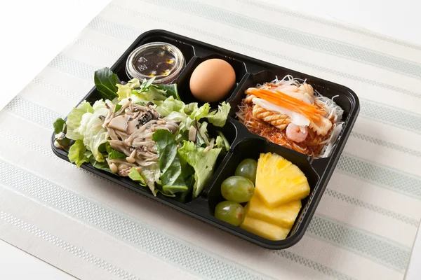 午餐盒食品的饮食与各种水果和侧皿 — 图库照片