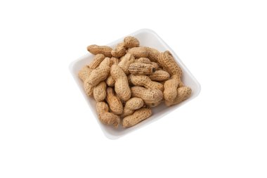 Beyaz arka planda kavrulmuş fıstık yığını.