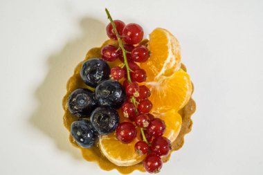 Cupcake taze biyo meyve, portakal, yaban mersini, frenk üzümü, üstten, beyaz arka plan, fotoğraf görünüm ile izole