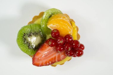 Taze biyo meyve, portakal, kivi, frenk üzümü, çilek, üstten, beyaz arka plan, fotoğraf görünüm ile pasta ayır