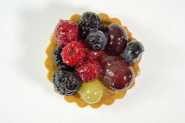 Pastel con frutas biológicas frescas, uvas, frambuesas, moras, vista superior foto, fondo blanco, aislar — Foto de Stock