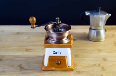 Eski İtalyan el ile kahve öğütücü, Moka kahve makinesi arka plan, ahşap arka plan, yakın çekim