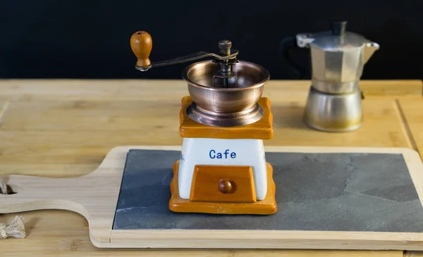 Nahaufnahme Einer Alten Italienischen Kaffeemühle Die Auf Einem Steinständer Steht — Stockfoto