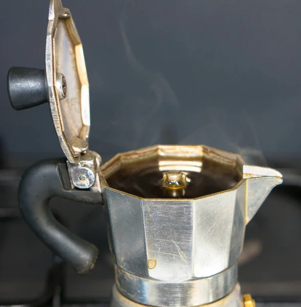 Mokka Auf Dem Herd Italienische Alte Kaffeemaschine Mit Heißem Espresso — Stockfoto