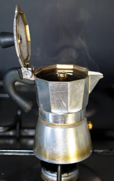 Mokka Auf Dem Herd Italienische Traditionelle Alte Kaffeemaschine Mit Heißem — Stockfoto