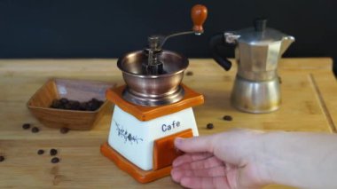 Çerçevesinde, İtalyan Moka kahve makinesi yakın eşleştirilir, kapağı kapatılır ve kahve kaynar üzerinden kahve makinesi nozzle dan Buhar geliyor