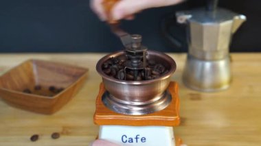 Çerçevesinde, İtalyan Moka kahve makinesi yakın eşleştirilir, kapağı kapatılır ve kahve kaynar üzerinden kahve makinesi nozzle dan Buhar geliyor