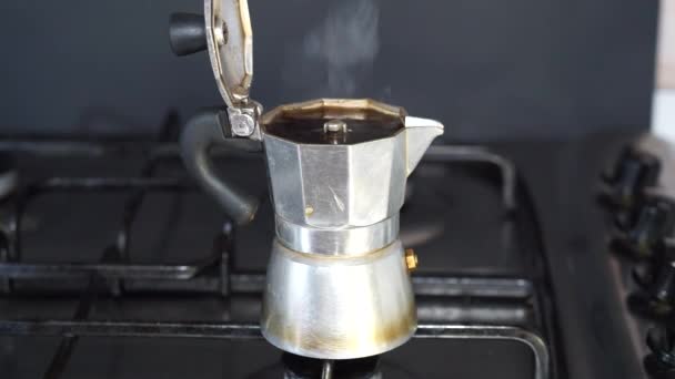 フレームで イタリア萌香のコーヒー メーカーがすぐに一致した 蓋を閉じて 沸騰コーヒーからコーヒー メーカー ノズルから蒸気が来る — ストック動画