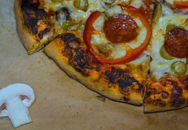 Italian pizza with pepperoni, mushrooms, mozzarella and tomato sauce. Pizza on the wooden table — Stock Photo, Image