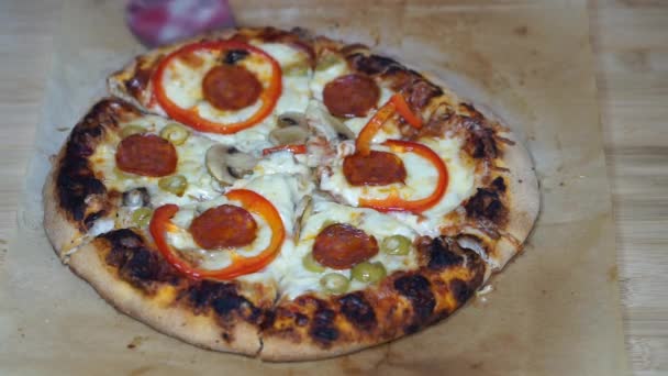 Pizza tranchée soulevée sur une spatule 