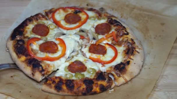 Una rebanada de pizza en rodajas — Vídeos de Stock