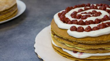 Krem, manzaralı bir vişneli tart yapma süreci