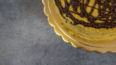 Çok lezzetli çikolata kaplı pandispanya, dörtte biri kek