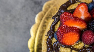 Sünger kek, çikolatalı top, sulu çilek, yakın çekim