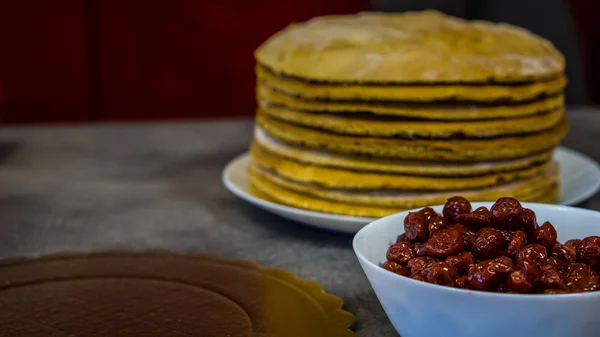 Hacer un pastel de cereza casero, en una mesa de piedra, galletas, cerezas, pastel stand — Foto de Stock