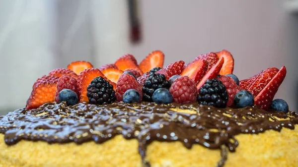 Hat pie, top chocolate, juicy strawberries, raspberries, and berries — Stock Photo, Image
