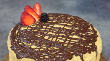 Ev yapımı kek, meyve, çilek ve çilek yapma süreci