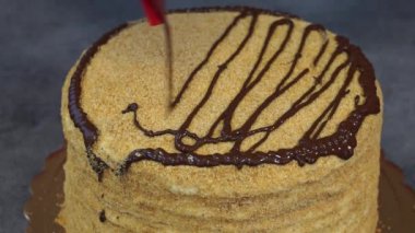 Ev yapımı kek yapma süreci, çikolata dökün