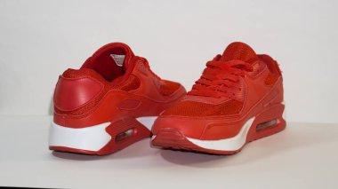 Yakın çekim, beyaz arka planda, kırmızı spor ayakkabıları, beyaz taban ile, gölge