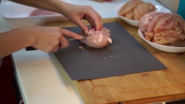 Close Een Vrouw Handen Nemen Een Mes Snijd Kippenborst Precies — Stockvideo