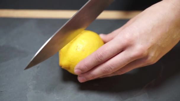 Zbliżenie Kobieta Ręce Wziąć Nóż Wyciąć Żółtą Cytrynę Dokładnie Pół — Wideo stockowe