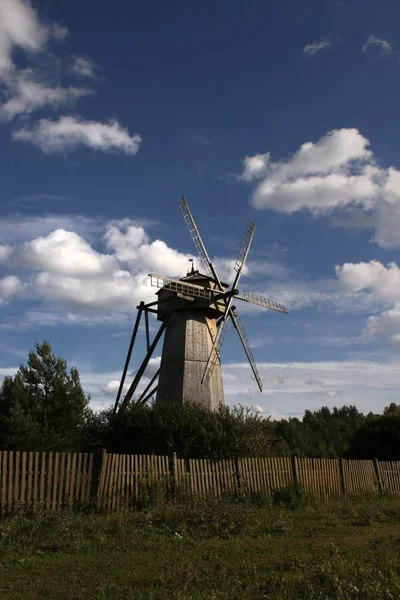 Un moulin en bois contre — Photo