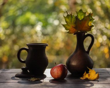 Bir vazoya natürmort, sonbahar akçaağaç yaprakları 