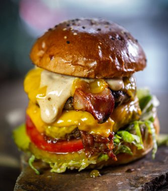 Köy tepsisinde çekilmiş taze hamburger.