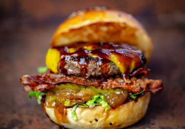  Köy tepsisinde çekilmiş taze hamburger.